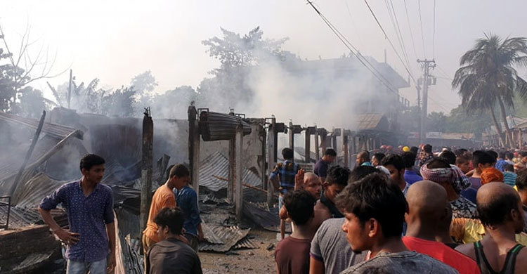 করোনার মধ্যেই দরবেশের হাটে ভয়াবহ আগুন, কয়েক কোটি টাকার ক্ষতি