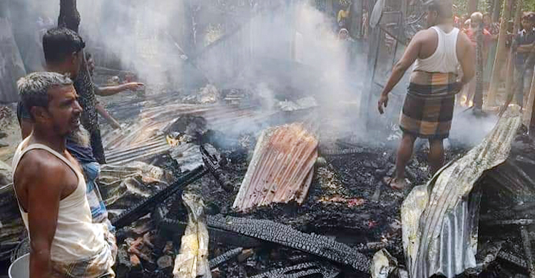 আগুনে নিঃস্ব হলেন রিকশাচালক