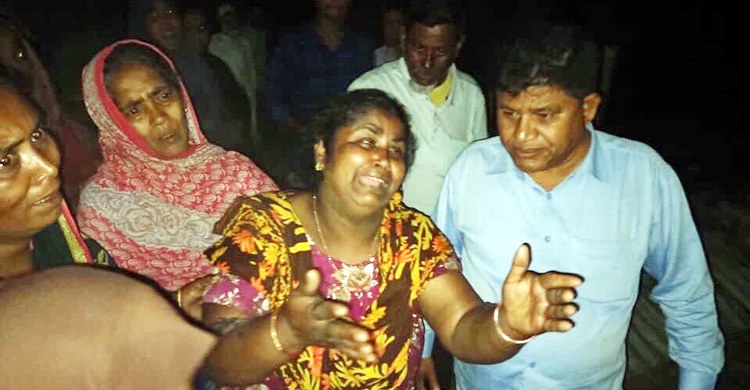 অগ্নিকাণ্ডে সব হারিয়ে খোলা আকাশের নিচে চার পরিবার