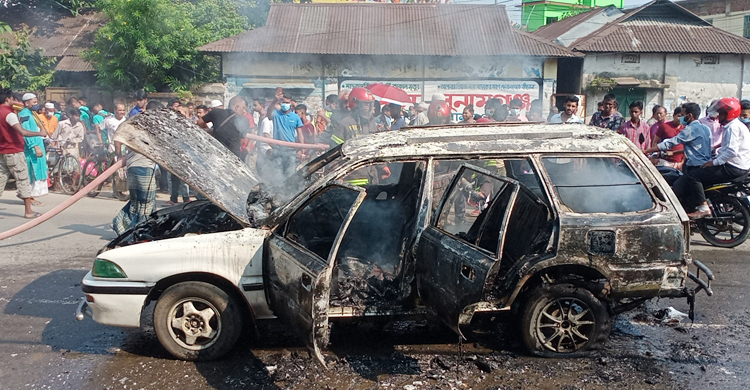 ১০ মিনিট ধরে পুড়ল প্রাইভেটকার