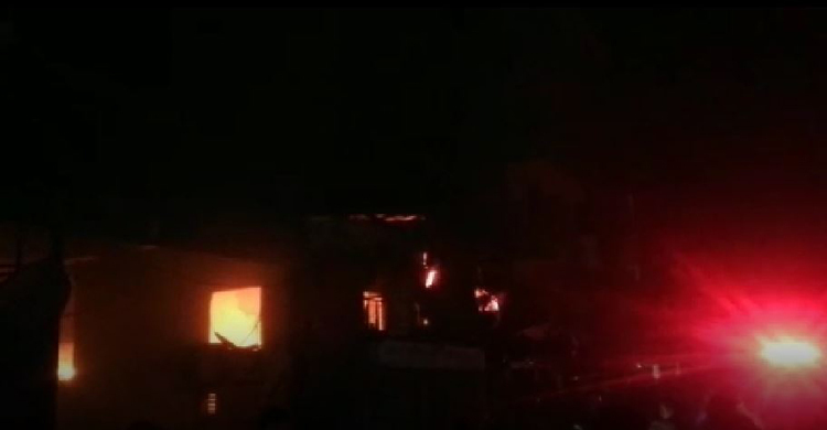 গাজীপুরে পোশাক কারখানায় আগুন, পুড়ে গেছে মেশিন-সুতা