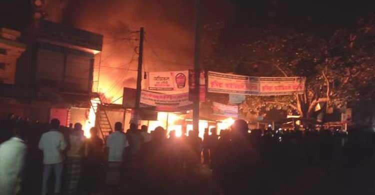 কসবায় ভয়াবহ অগ্নিকাণ্ড, ১৩ দোকান পুড়ে কোটি টাকার ক্ষতি