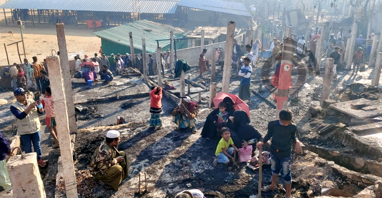 রোহিঙ্গা ক্যাম্পে আগুন: খোলা আকাশের নিচে মানবেতর জীবন