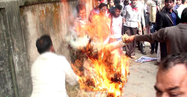 আড়াইহাজারে দুই বিএনপি নেতার কুশপুতুল দাহ
