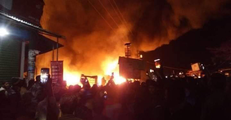 নোয়াখালীতে আগুনে পুড়লো ১৮ দোকান