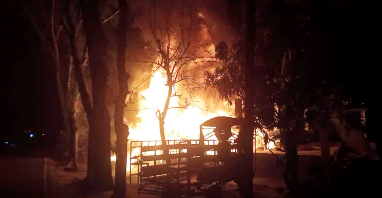 লালপুরে ৪টি ছাগলসহ আগুনে পুড়লো বসতঘর