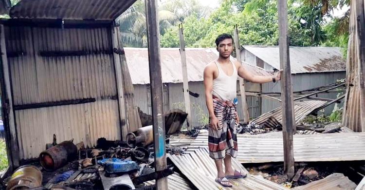 দুর্বৃত্তের আগুনে পুড়লো স্কুলছাত্রের চায়ের দোকান