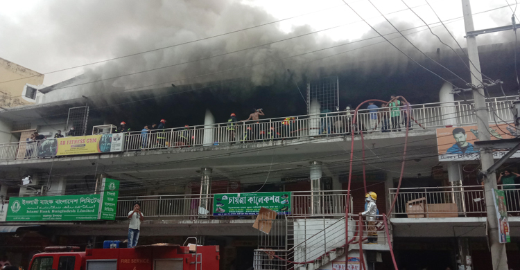 ভৈরবে পাদুকা মার্কেটে ভয়াবহ আগুন, ৩০ কোটি টাকার মালামাল পুড়ে ছাই