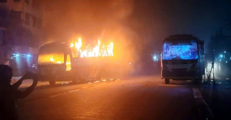 গাজীপুরে শ্রমিক নিহতের গুজবে দুই বাসে আগুন