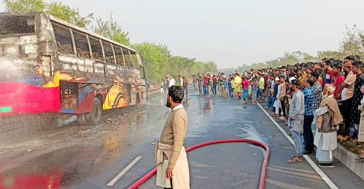 শিবচরে এক্সপ্রেসওয়েতে বাসে আগুন