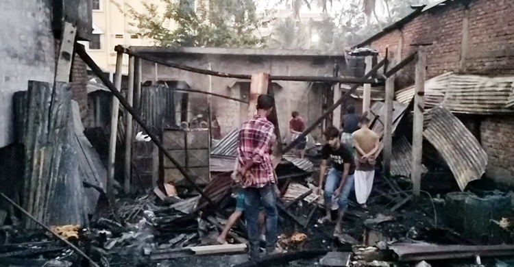 গভীর রাতে ভয়াবহ আগুন, বের হতে না পেরে প্রাণ গেলো বৃদ্ধের