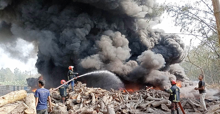 আবর্জনার আগুনে পুড়লো টাইলস কারখানা