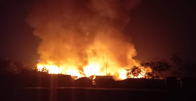 টঙ্গীর মাজার বস্তিতে আগুন