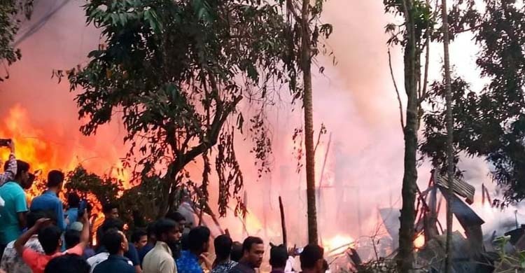 ১৬ পরিবারের সব পুড়ে ছাই