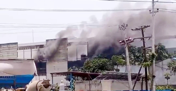 ১৯ ইউনিটের ৭ ঘণ্টার প্রচেষ্টায় নিভলো স্কয়ার ফার্মার আগুন