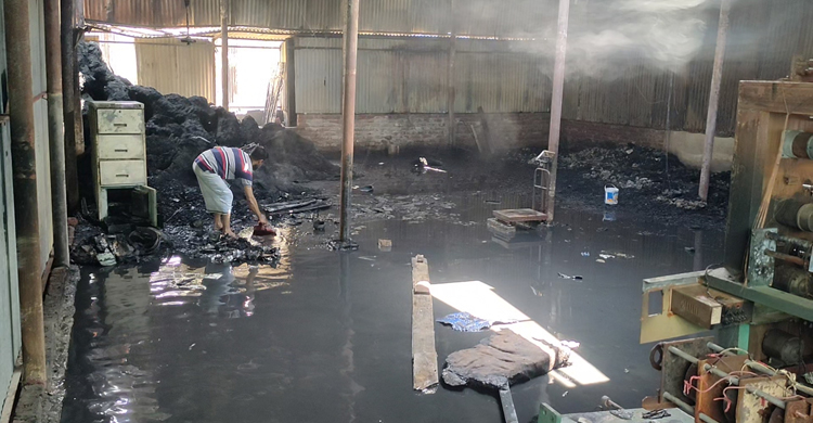 সাবেক যুবদল নেতার কারখানায় আগুন দুর্বৃত্তদের আগুন