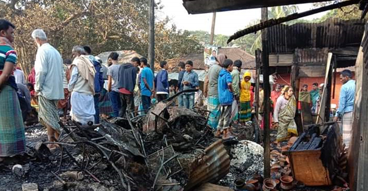 আগুনে পুড়লো ২২ দোকান-বসতঘর