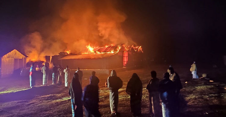 গ্যাস সিলিন্ডারের আগুনে পুড়ে দোকান-গুদাম ছাই