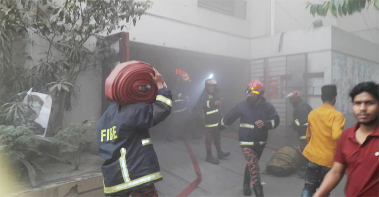 এলিফ্যান্ট রোডে বহুতল ভবনে আগুন