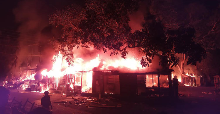 রাঙ্গামাটি শহরে দোকানে ভয়াবহ আগুন