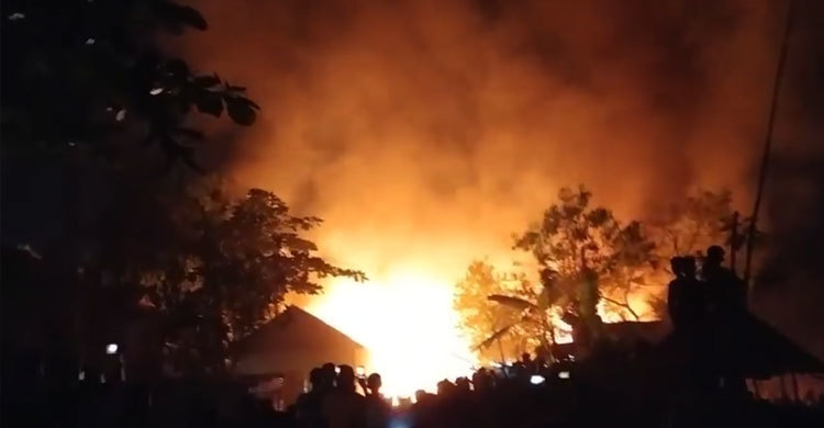 বাজিতপুরে আগুনে পুড়ল মাদরাসাসহ কয়েক‌টি ব্যবসাপ্র‌তিষ্ঠান