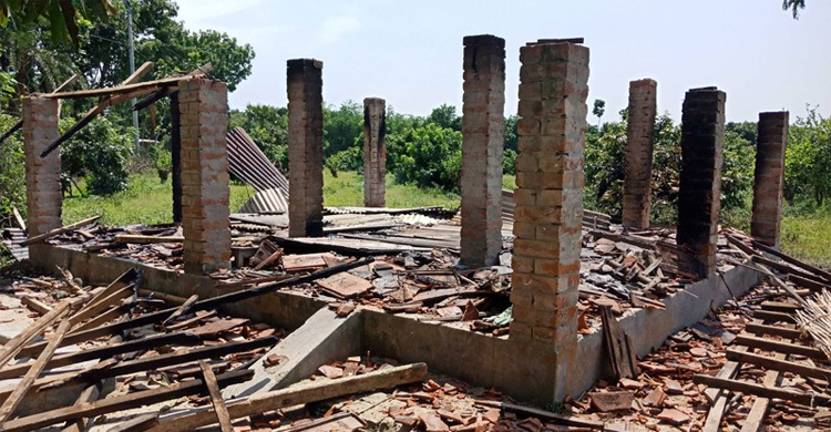 স্ত্রীকে নিয়ে হাসপাতালে স্বামী, ঘরে আগুন দিল দুর্বৃ্ত্তরা
