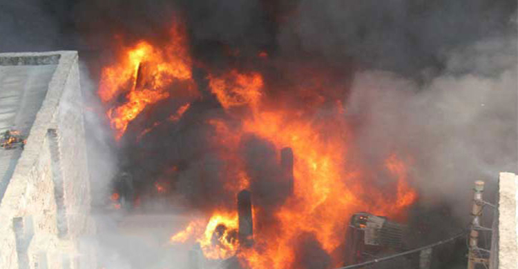 পুরান ঢাকায় পুড়ল পলিথিন কারখানা