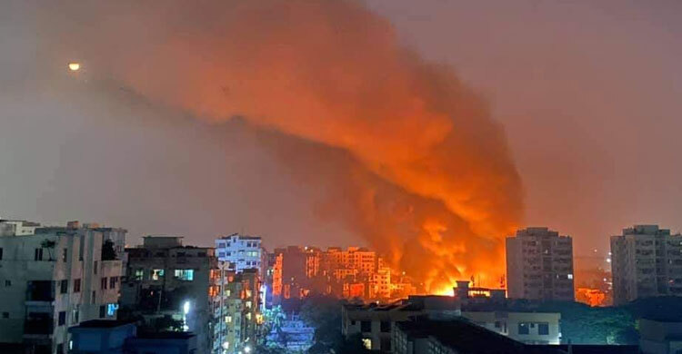 মহাখালীর ৭ তলা বস্তিতে আগুন, নিয়ন্ত্রণে ১২ ইউনিট