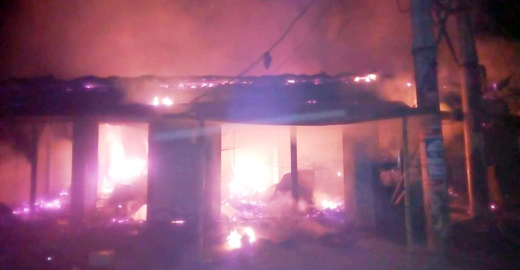 শম্ভুগঞ্জে ১৫ ব্যবসাপ্রতিষ্ঠানে আগুন