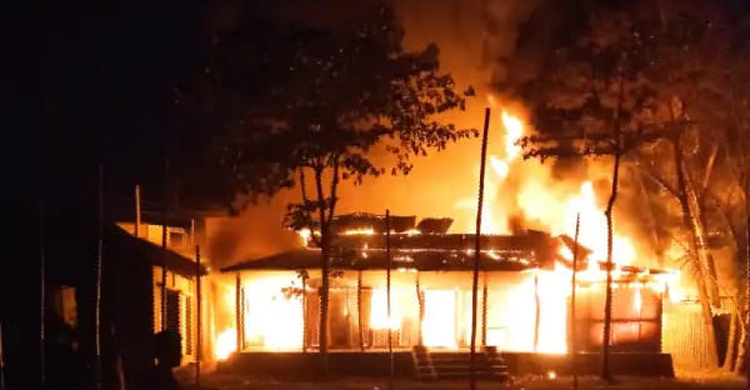 মির্জাপুরের পাকুল্যা বাজারে ভয়াবহ আগুন