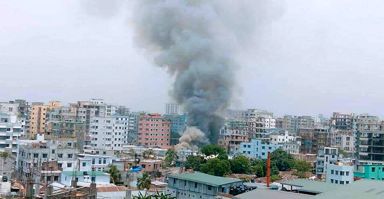 উত্তরায় বালুরমাঠ বস্তিতে আগুন