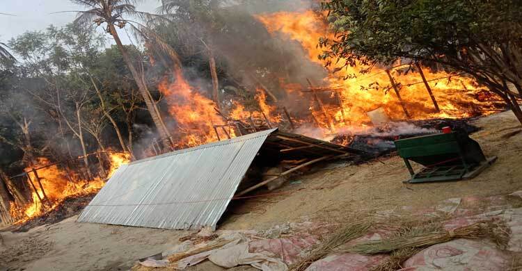 দামুড়হুদায় ভয়াবহ অগ্নিকাণ্ডে ধান-চালসহ ২ লক্ষাধিক টাকার ক্ষয়ক্ষতি