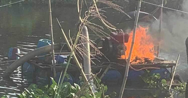 আড়াইহাজারে অবৈধ বালু উত্তোলন, ৬ ড্রেজার পোড়াল গ্রামবাসী