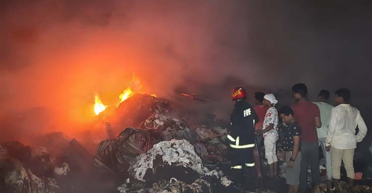 নারায়ণগঞ্জে ঝুট-পলিথিনের গোডাউনে আগুন