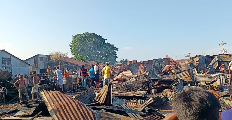 আড়াইহাজারে অগ্নিকাণ্ডে ৫ কোটি টাকার সম্পদ পুড়ে ছাই