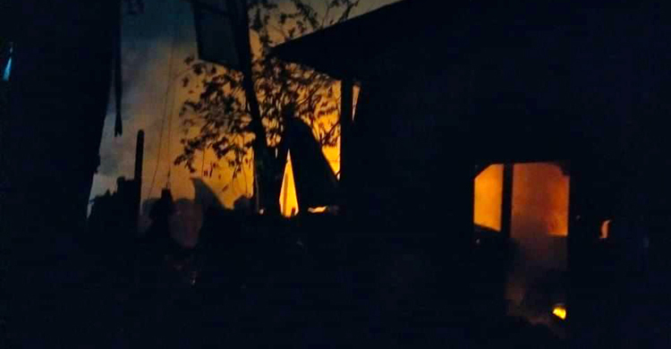 টঙ্গীতে আগুনে পুড়লো অর্ধশতাধিক ঘর