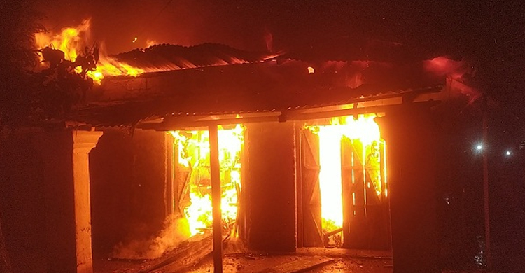 দুর্বৃত্তের আগুনে নৌকার অফিস পুড়ে ছাই