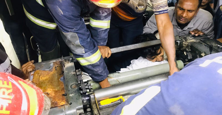 প্রেস মেশিনের ভেতর কর্মচারীর হাত, উদ্ধারে ফায়ার সার্ভিস