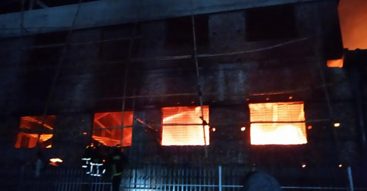 নিভলো নারায়ণগঞ্জের পোশাক কারখানার আগুন