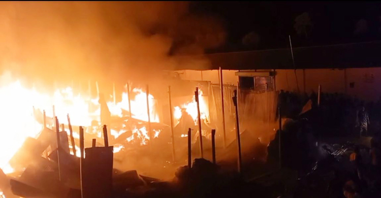 গাজীপুরে ঝুটের গুদামে আগুন