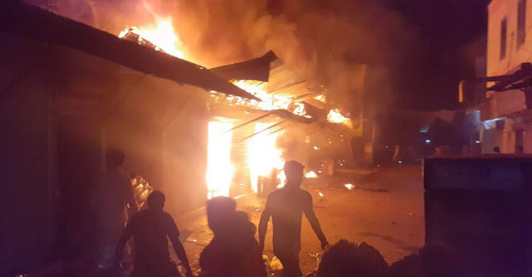 ব্রাহ্মণবাড়িয়ায় অগ্নিকাণ্ডে ১২ দোকান পুড়ে ছাই