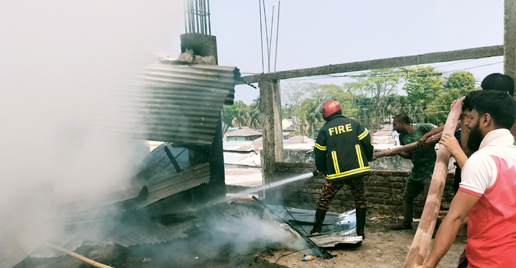 ভোলায় অগ্নিকাণ্ডে ৪ গোডাউন পুড়ে ১০ লাখ টাকার ক্ষতি