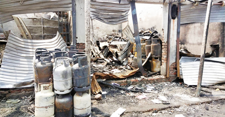 মাঝরাতে ১৬ দোকান পুড়ে ছাই