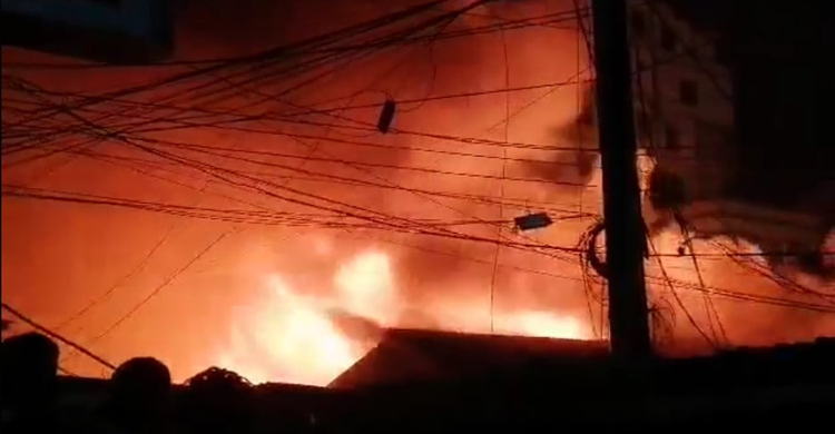 নোয়াখালীর চৌমুহনীতে অগ্নিকাণ্ড