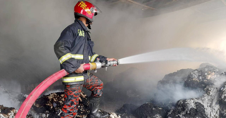 নরসিংদীতে আরও এক স্পিনিং মিলে আগুন, নিয়ন্ত্রণে ৬ ইউনিট