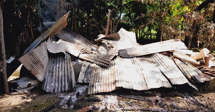 আগুনে পুড়ে ছাই বৃদ্ধার মাথা গোঁজার ঠাঁই