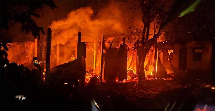 দুই ভাই হত্যা, হামলাকারীদের বাড়িঘরে আগুন দিলো এলাকাবাসী