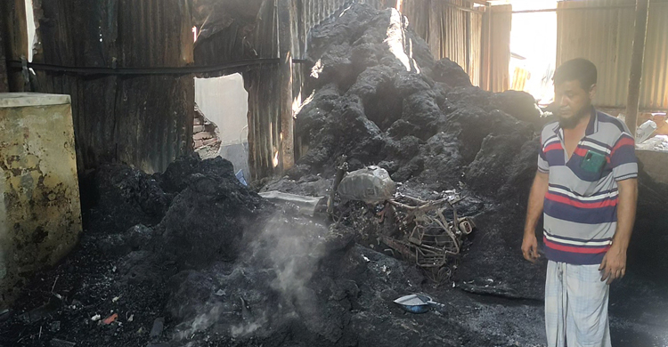সাবেক যুবদল নেতার কারখানায় দুর্বৃত্তদের আগুন