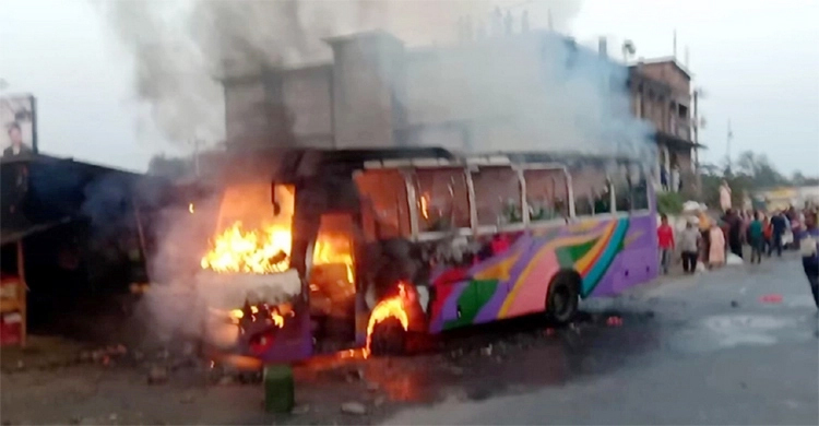 কুমিল্লায় চলন্ত বাসে অগ্নিকাণ্ডে দগ্ধ আরও একজনের মৃত্যু