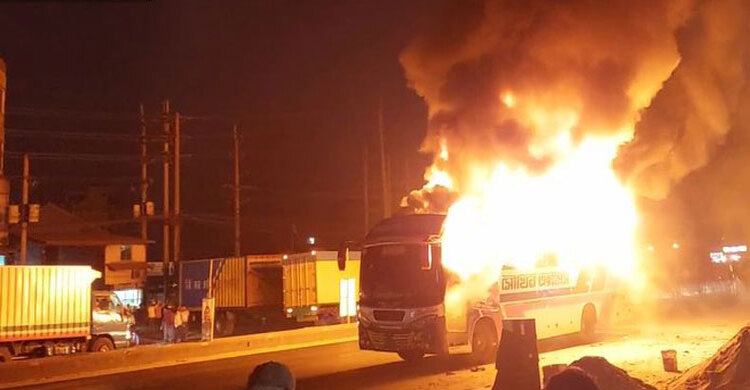 গাজীপুরে শিক্ষা সফরের বাসে আগুন, প্রাণে বাঁচলেন ৭২ জন